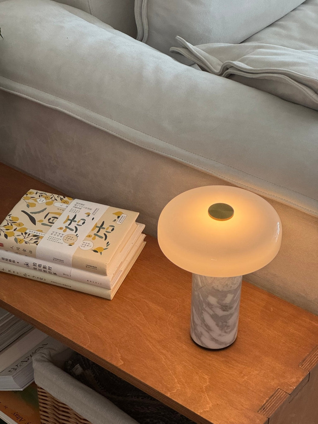 Lampă de masă Lunara din marmură — Siluetă rotunjită, bază espresso intens