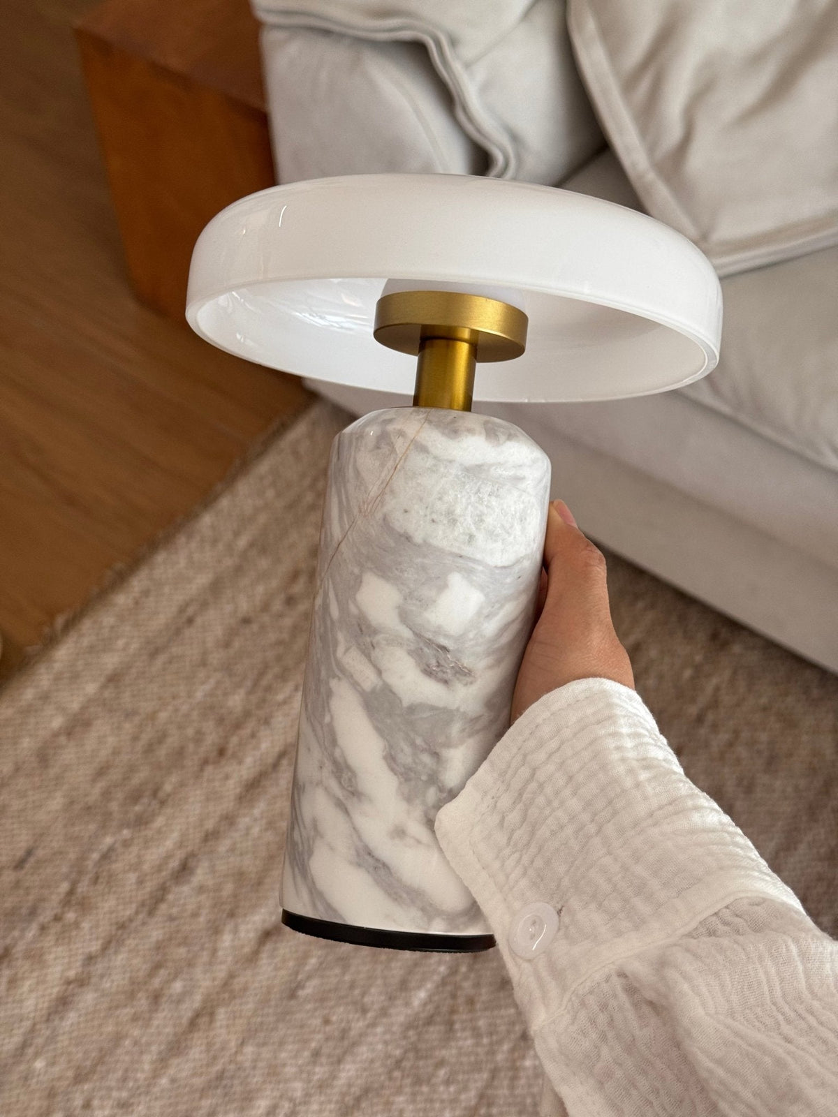 Lampă de masă Lunara din marmură — Siluetă rotunjită, bază espresso intens