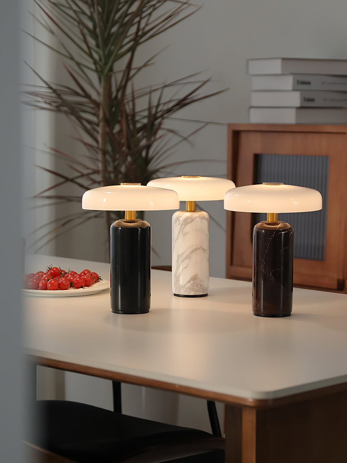 Lampă de masă Lunara din marmură — Siluetă rotunjită, bază espresso intens