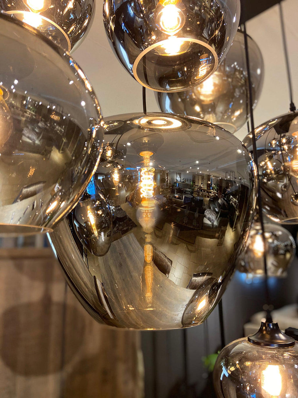 Flaskeformet pendellampe — håndblåst røykgrått glass, svart armatur, vintage og moderne