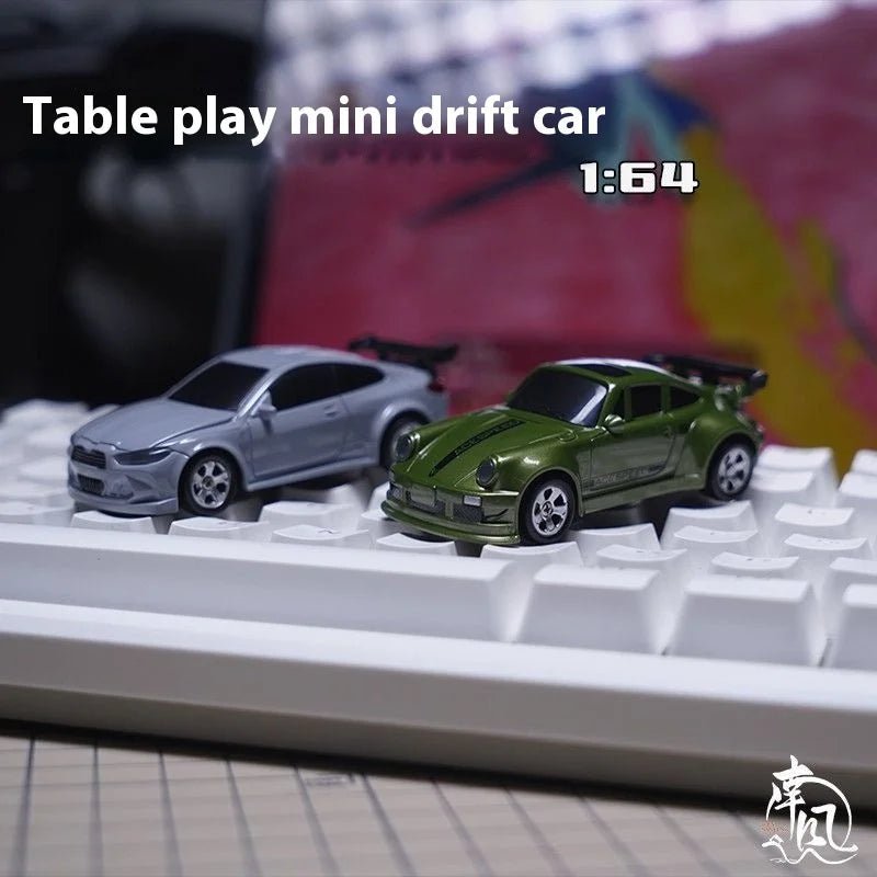 Mini závodní autíčko NovaDrive v měřítku 1:64 s dálkovým ovládáním 2,4 GHz a driftovacími pneumatikami