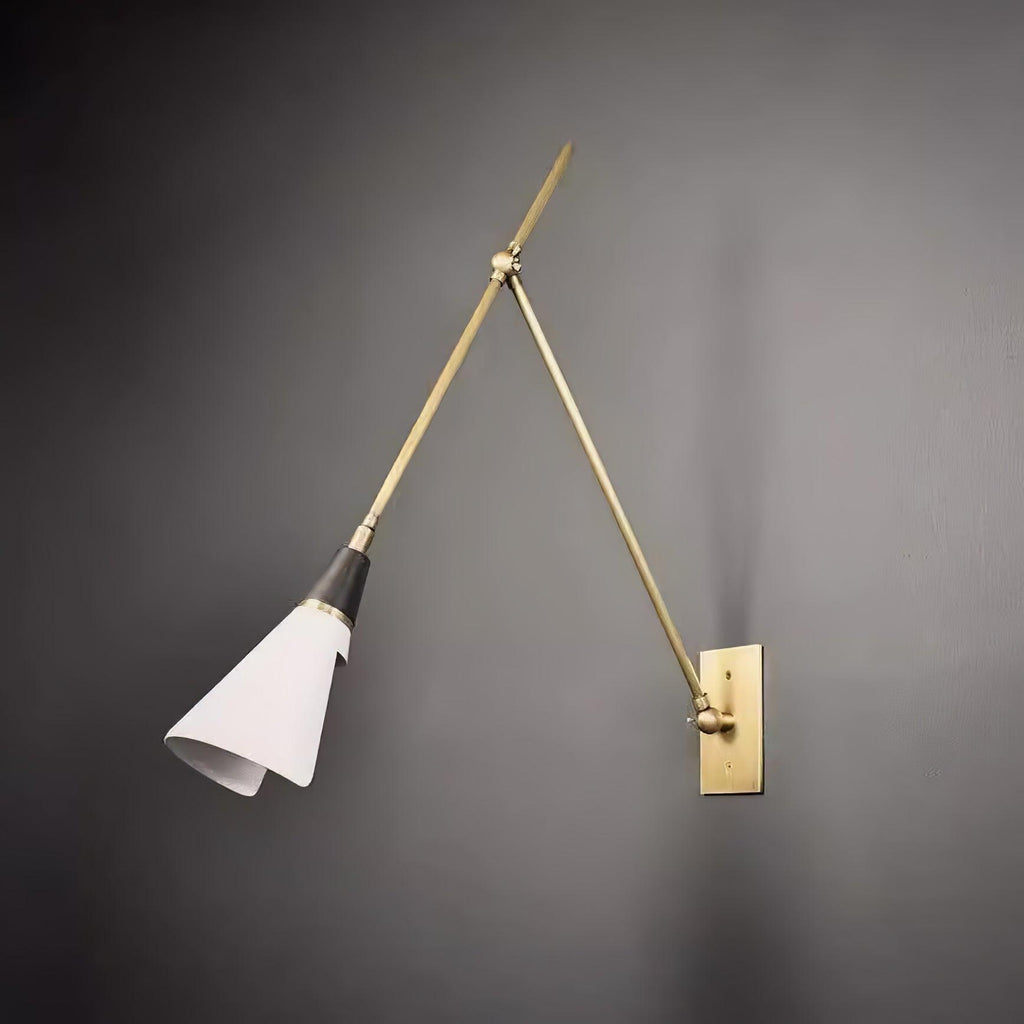 مصباح حائط ماغاري — تصميم دوّار بمفصلين