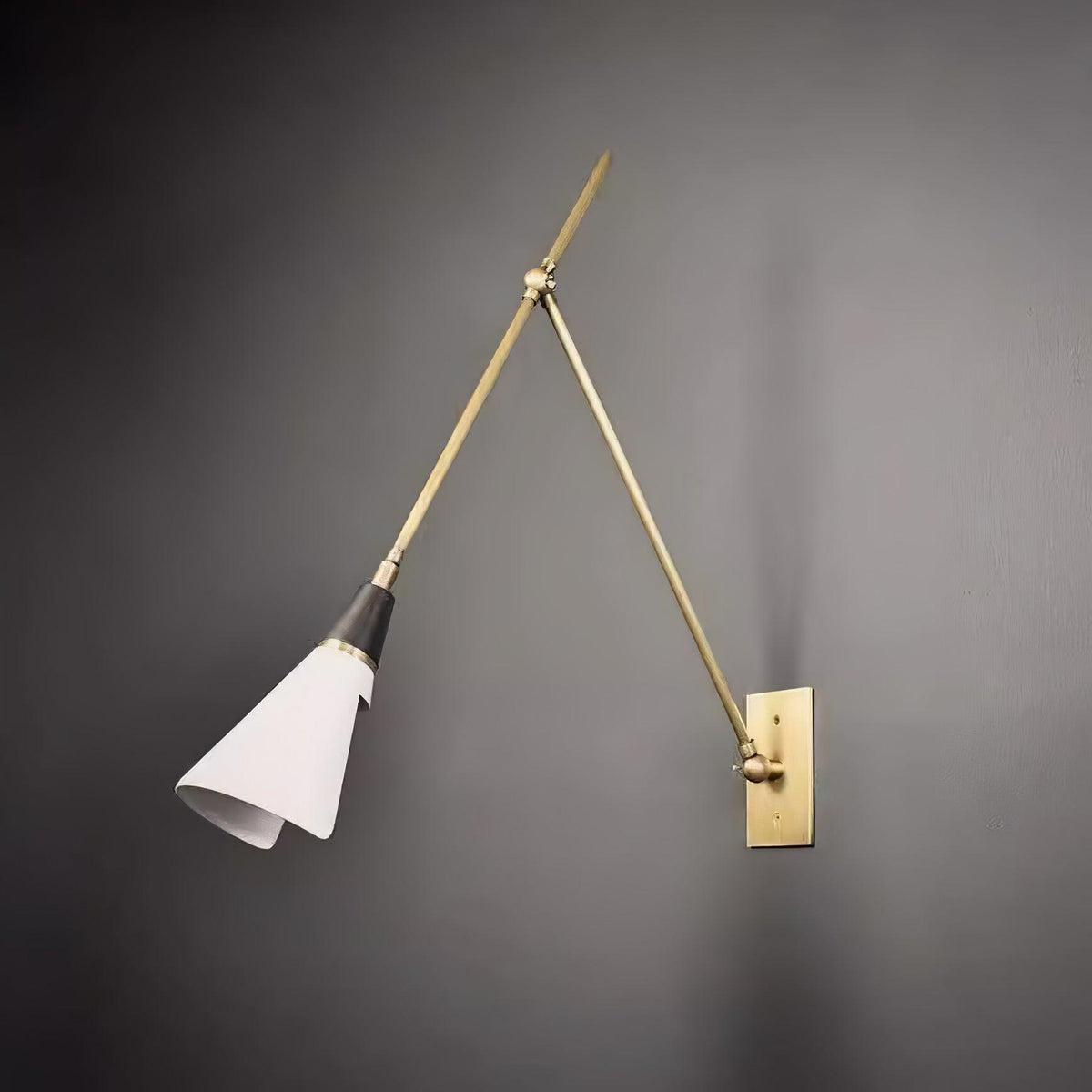 مصباح حائط ماغاري — تصميم دوّار بمفصلين
