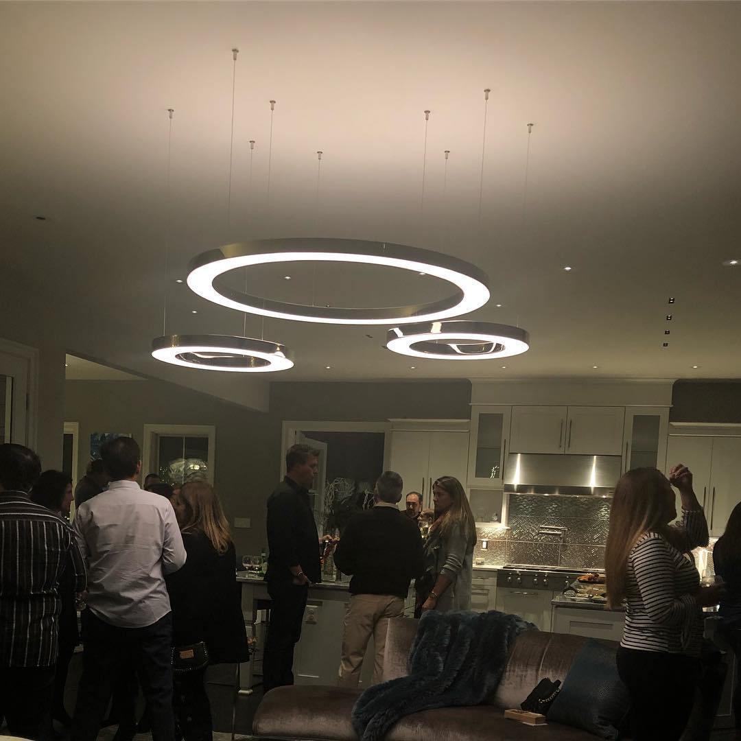 مصباح معلق دائري LED بتصميم سلس