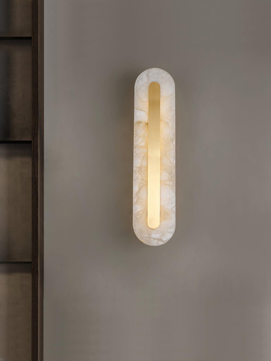 Rundad vägglampa i alabaster — integrerad LED, vertikal eller horisontell montering