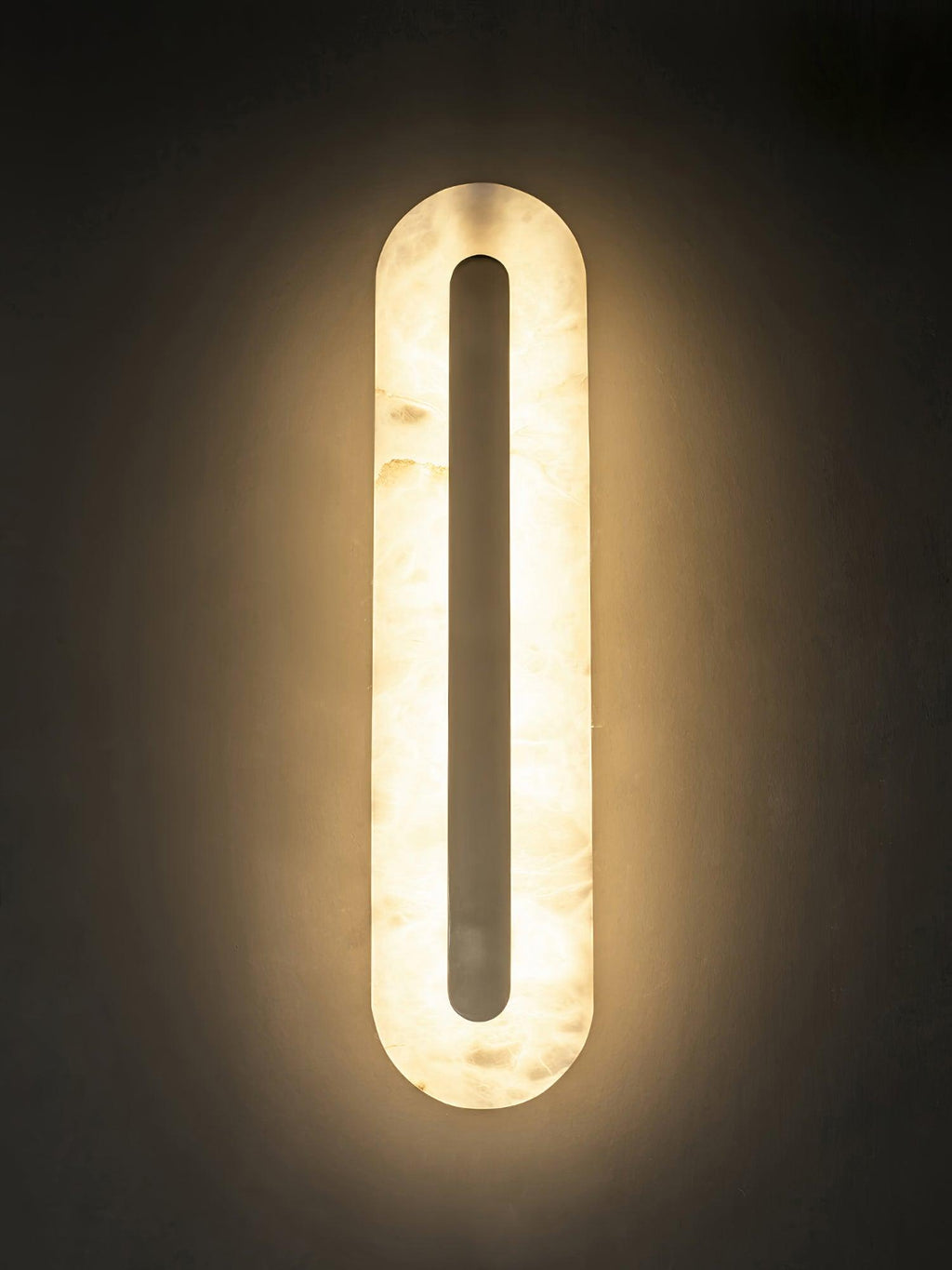 Rundad vägglampa i alabaster — integrerad LED, vertikal eller horisontell montering