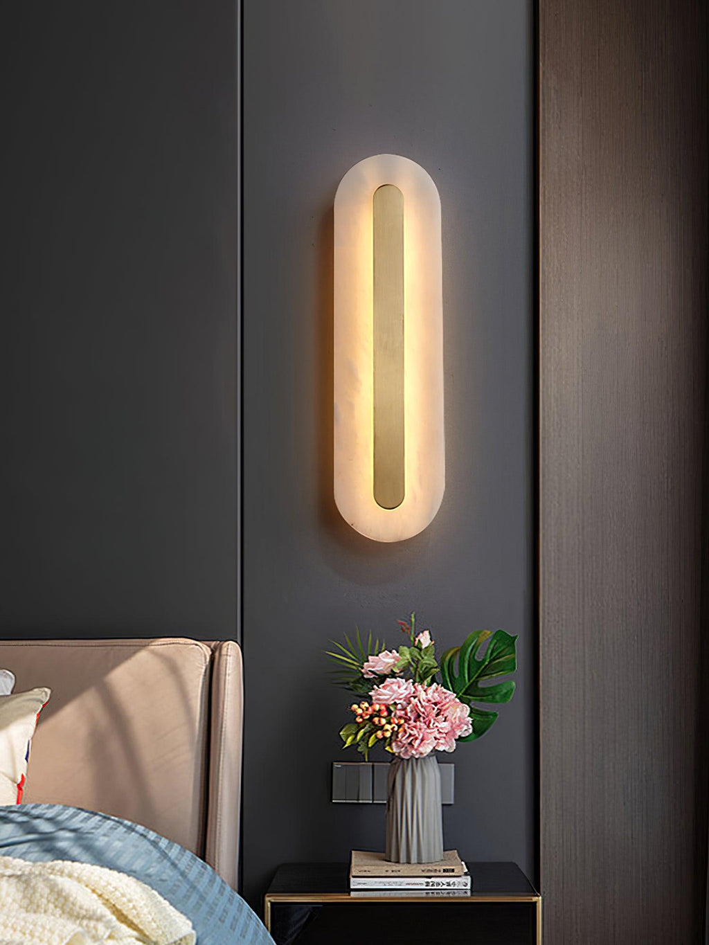Rundad vägglampa i alabaster — integrerad LED, vertikal eller horisontell montering