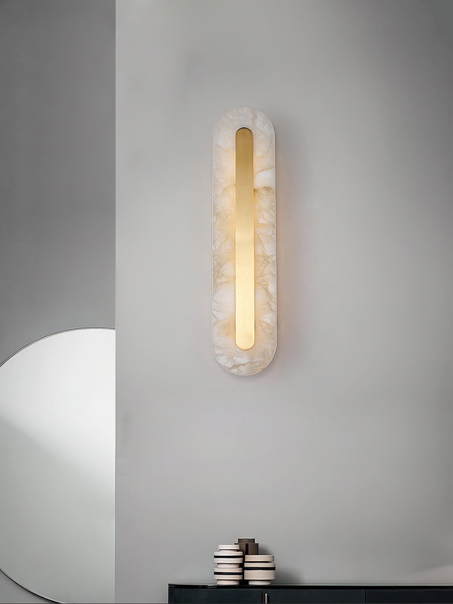 Rundad vägglampa i alabaster — integrerad LED, vertikal eller horisontell montering