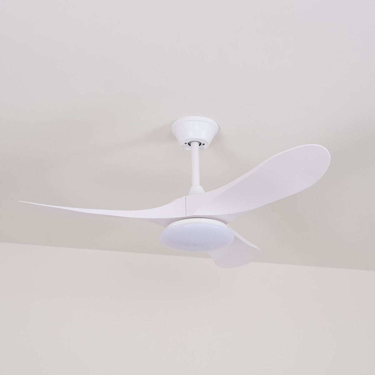 Stropní ventilátor se světlem Virelo — varianty velikosti 42"/52"