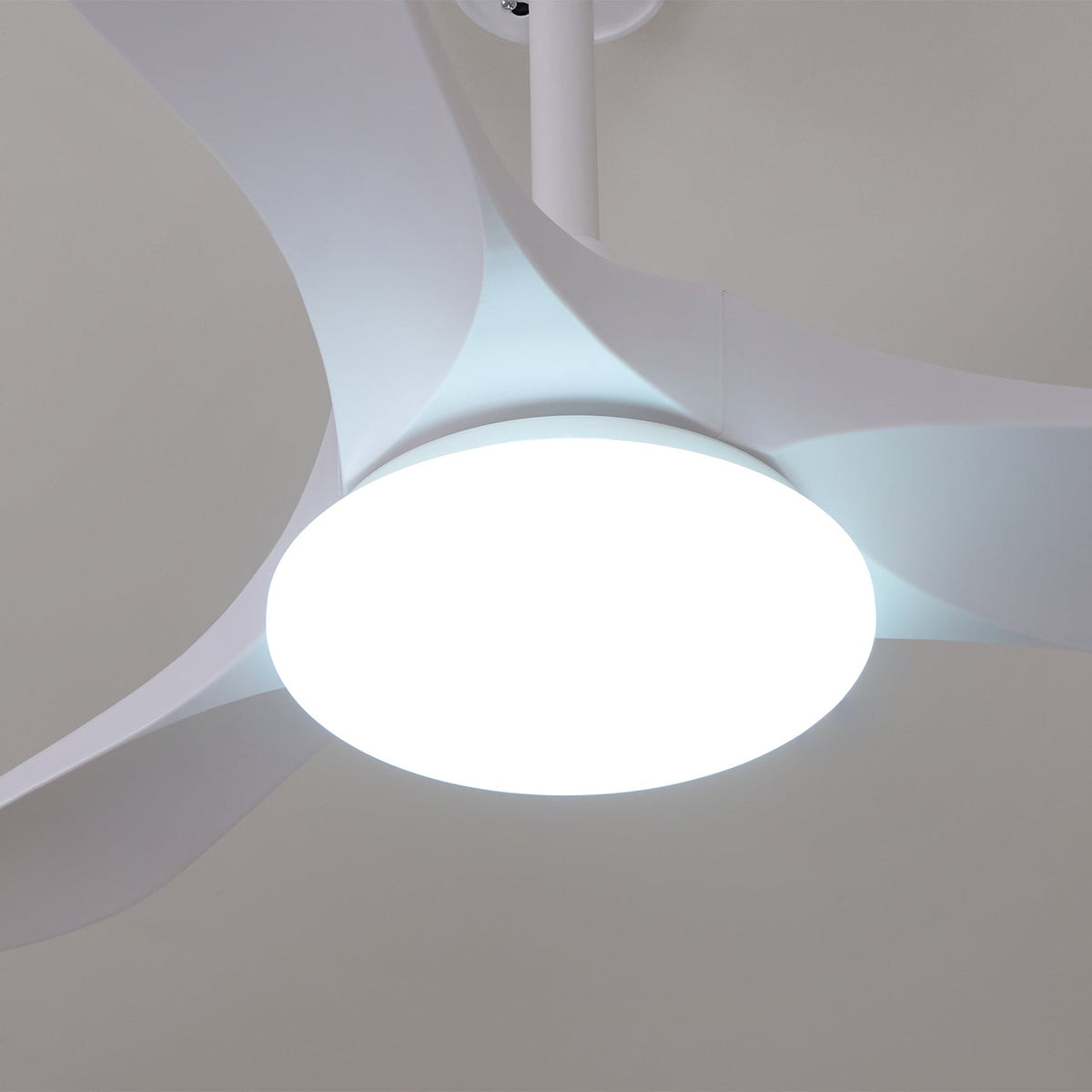 Stropní ventilátor se světlem Virelo — varianty velikosti 42"/52"