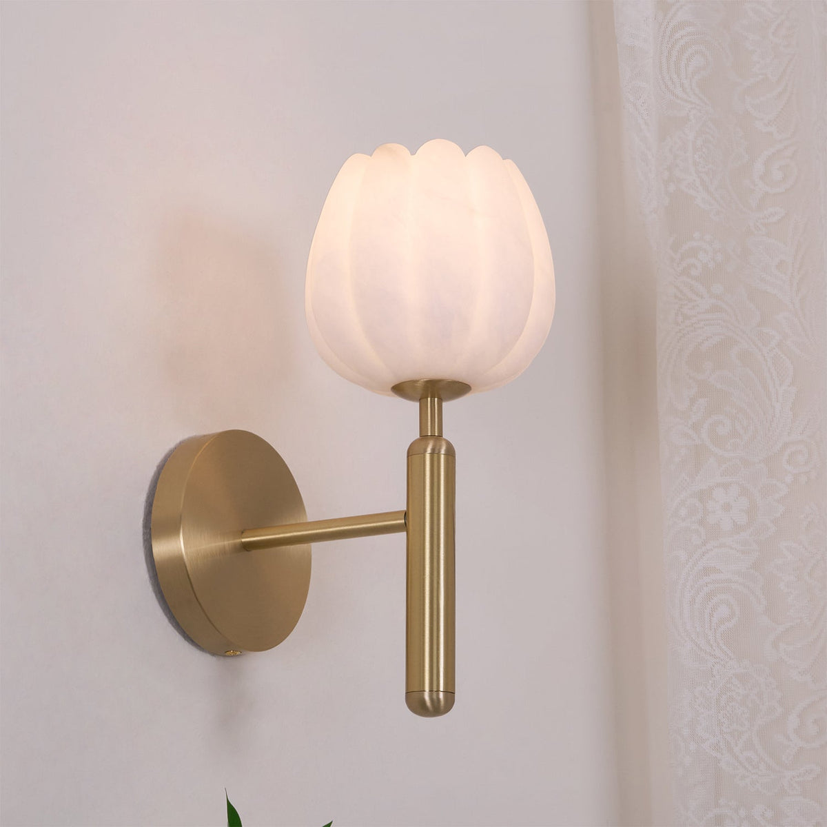 Applique floreale Ralín in ottone e alabastro