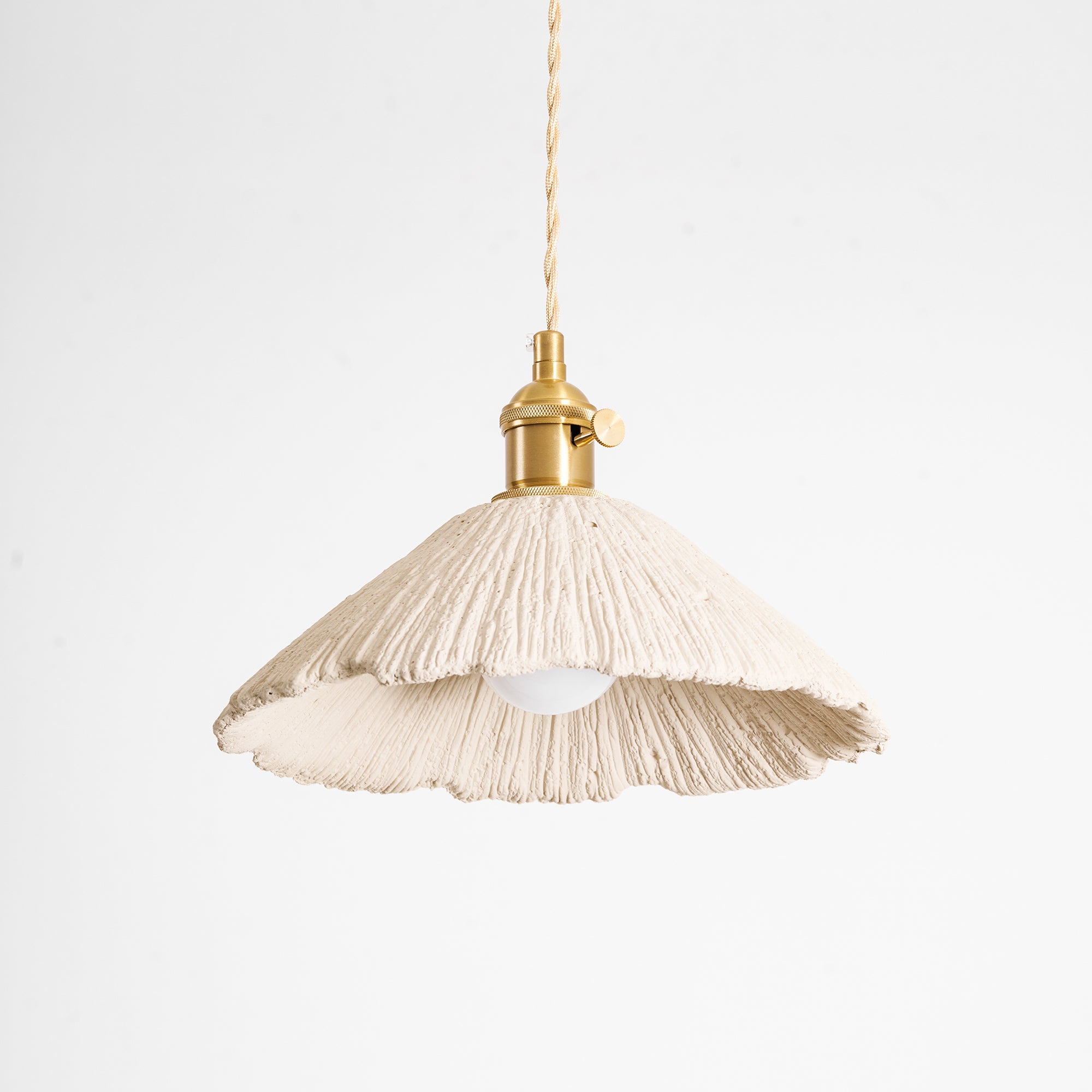 Raakapintainen mikrosementtiriippuvalaisin