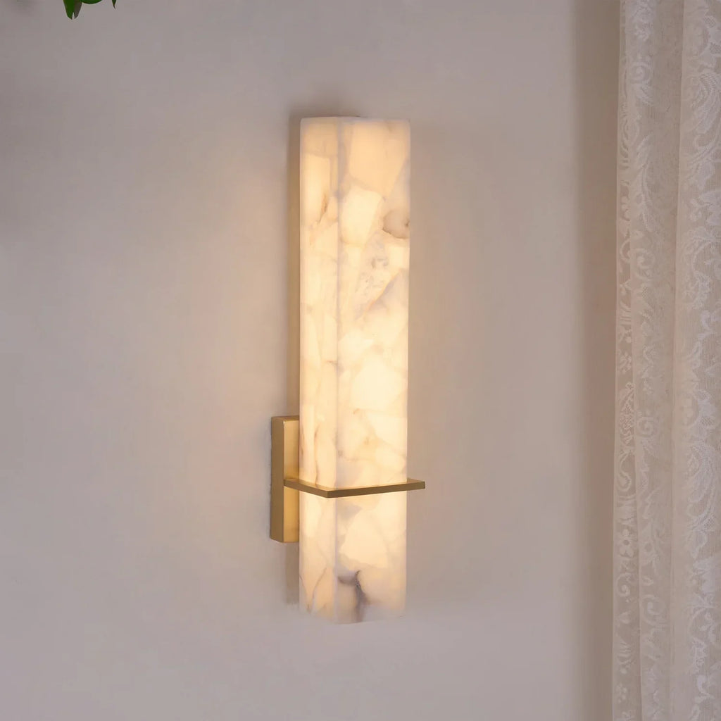 Nástěnná lampa Ritta — bílý alabastr, mosaz, moderní kvádrový tvar