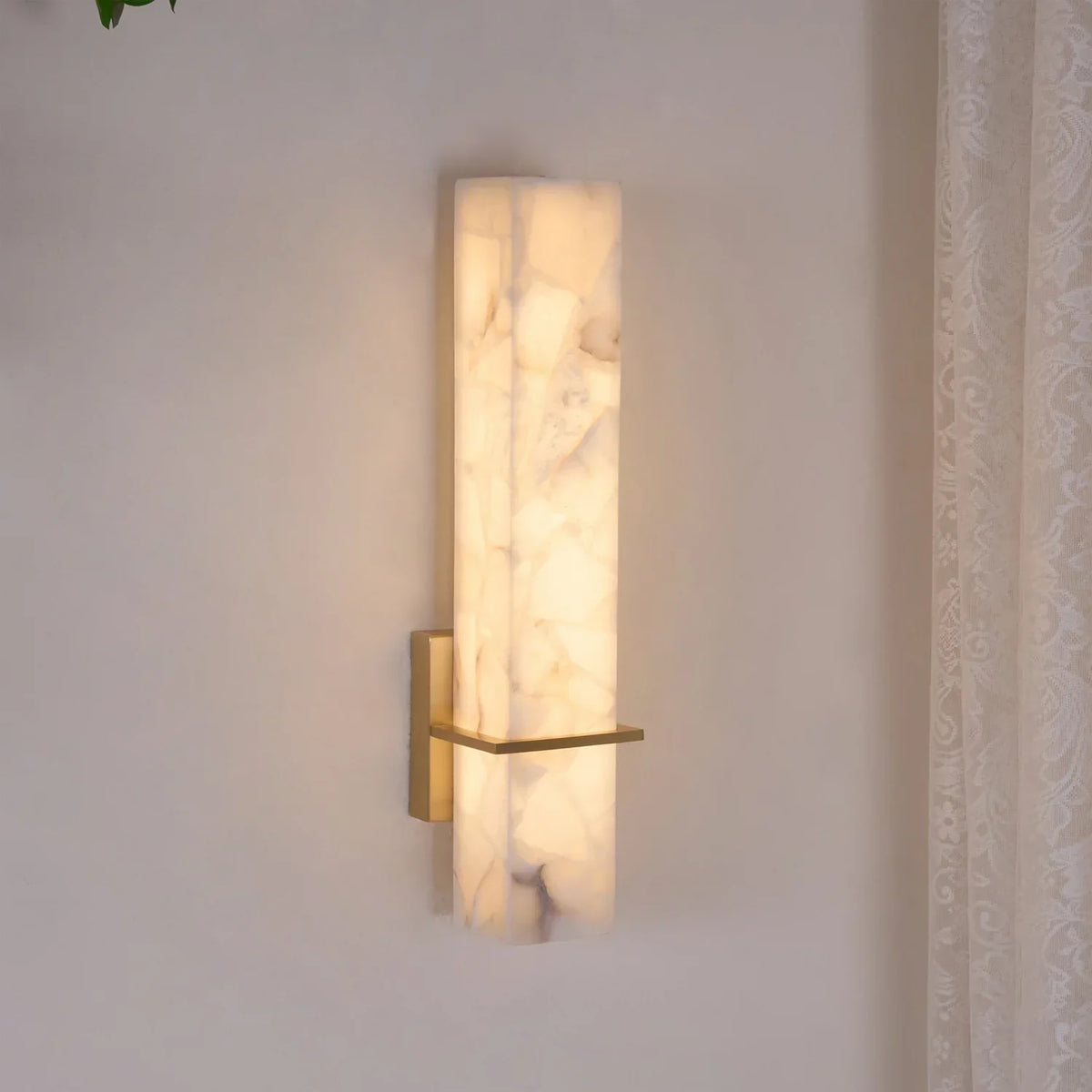 Nástěnná lampa Ritta — bílý alabastr, mosaz, moderní kvádrový tvar