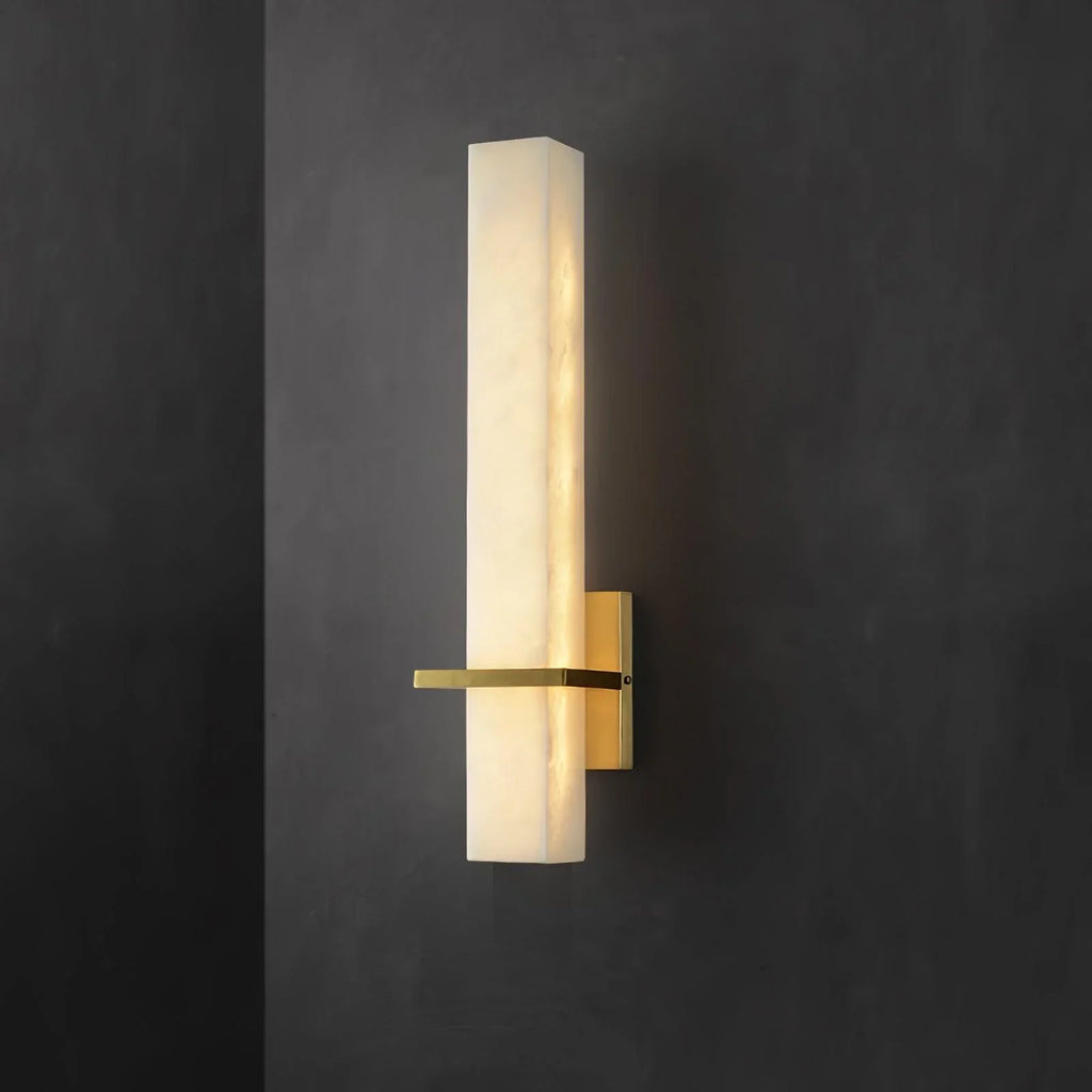 Nástěnná lampa Ritta — bílý alabastr, mosaz, moderní kvádrový tvar
