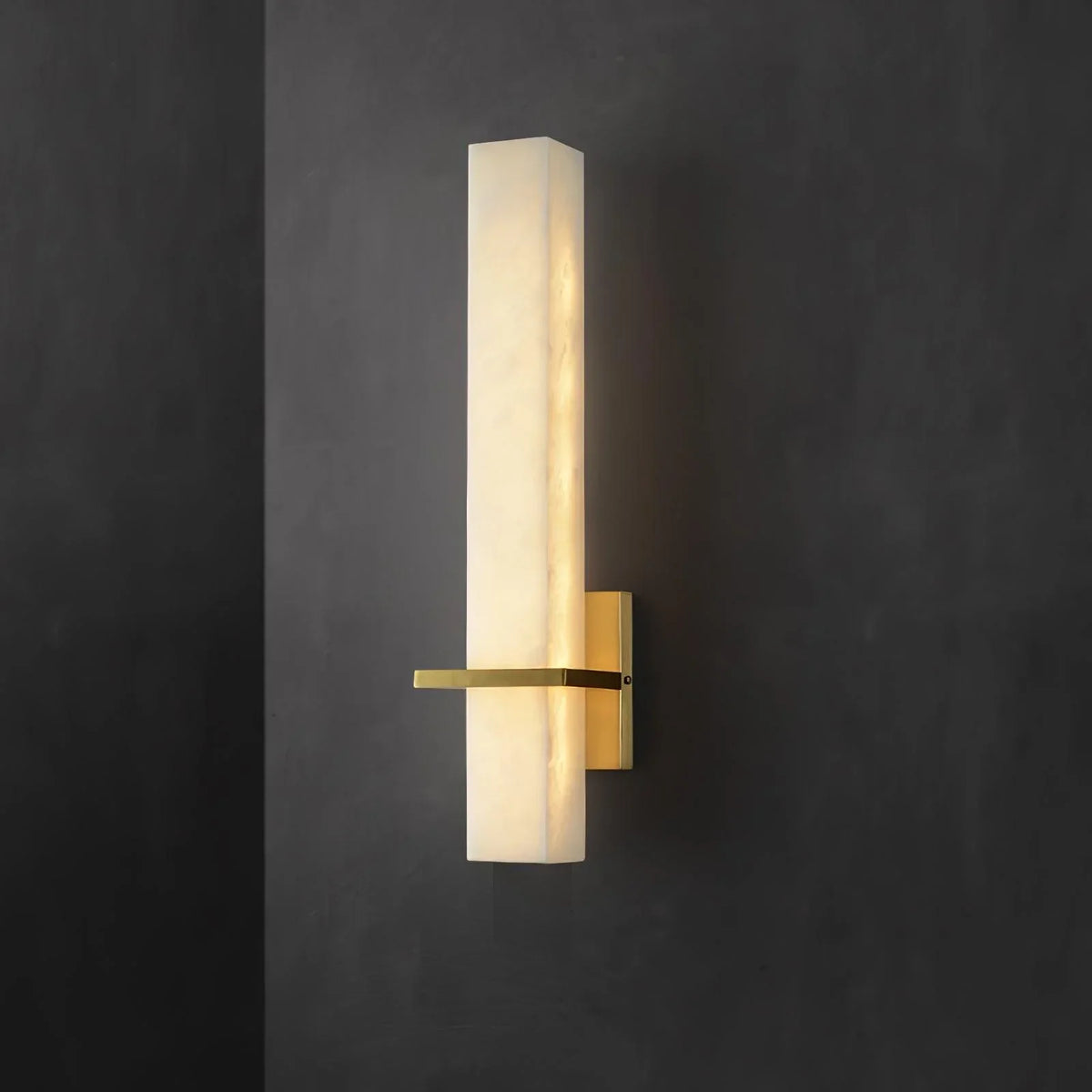 Nástěnná lampa Ritta — bílý alabastr, mosaz, moderní kvádrový tvar