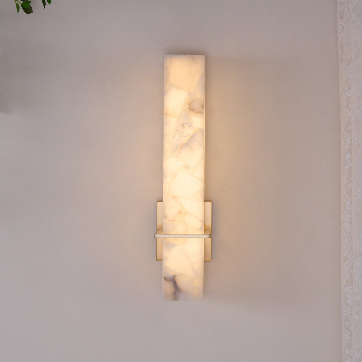 Nástěnná lampa Ritta — bílý alabastr, mosaz, moderní kvádrový tvar