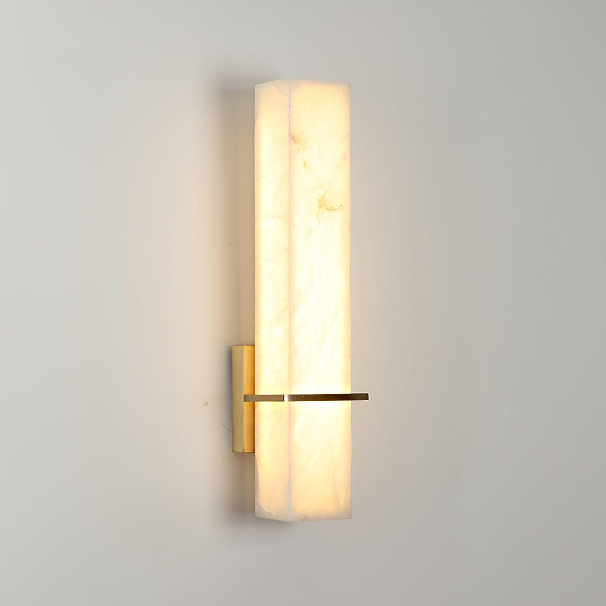 Nástěnná lampa Ritta — bílý alabastr, mosaz, moderní kvádrový tvar