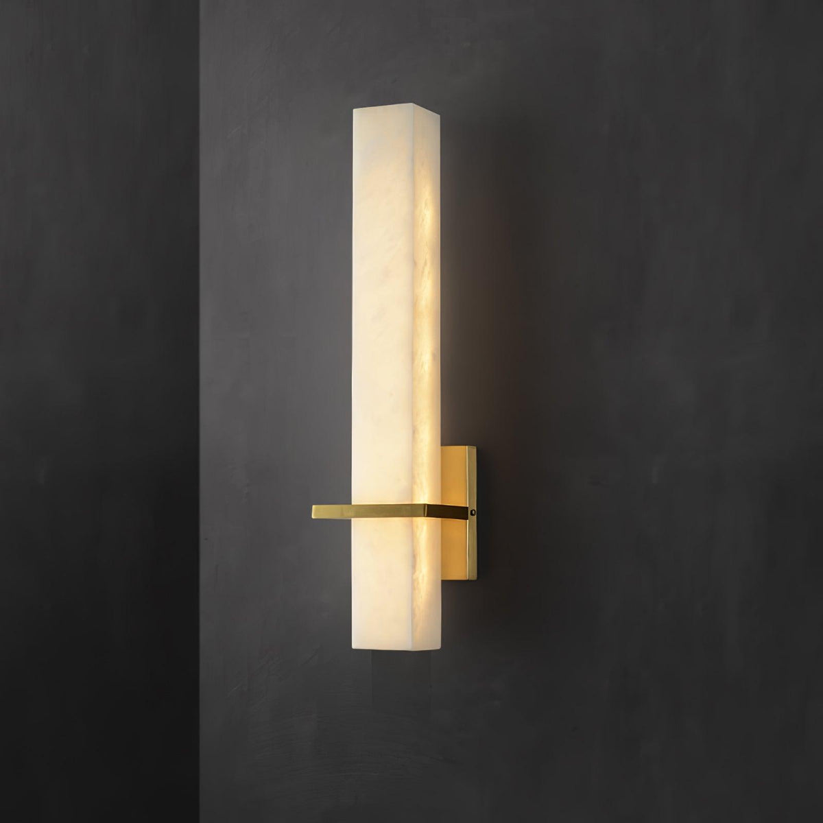Nástěnná lampa Ritta — bílý alabastr, mosaz, moderní kvádrový tvar