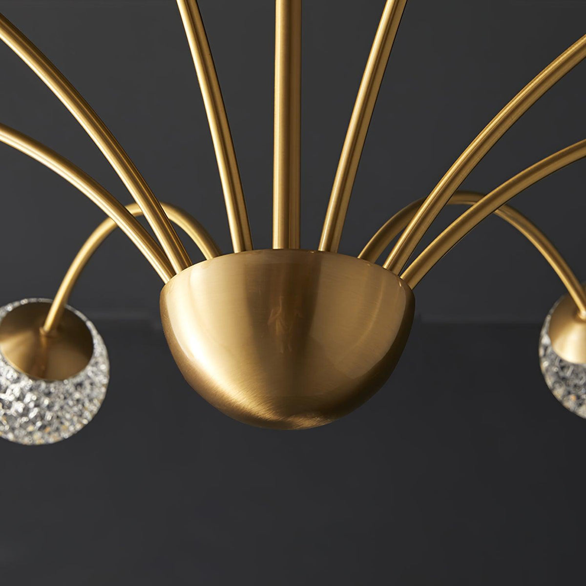 Lustre Millender à 8 bras avec finition dorée