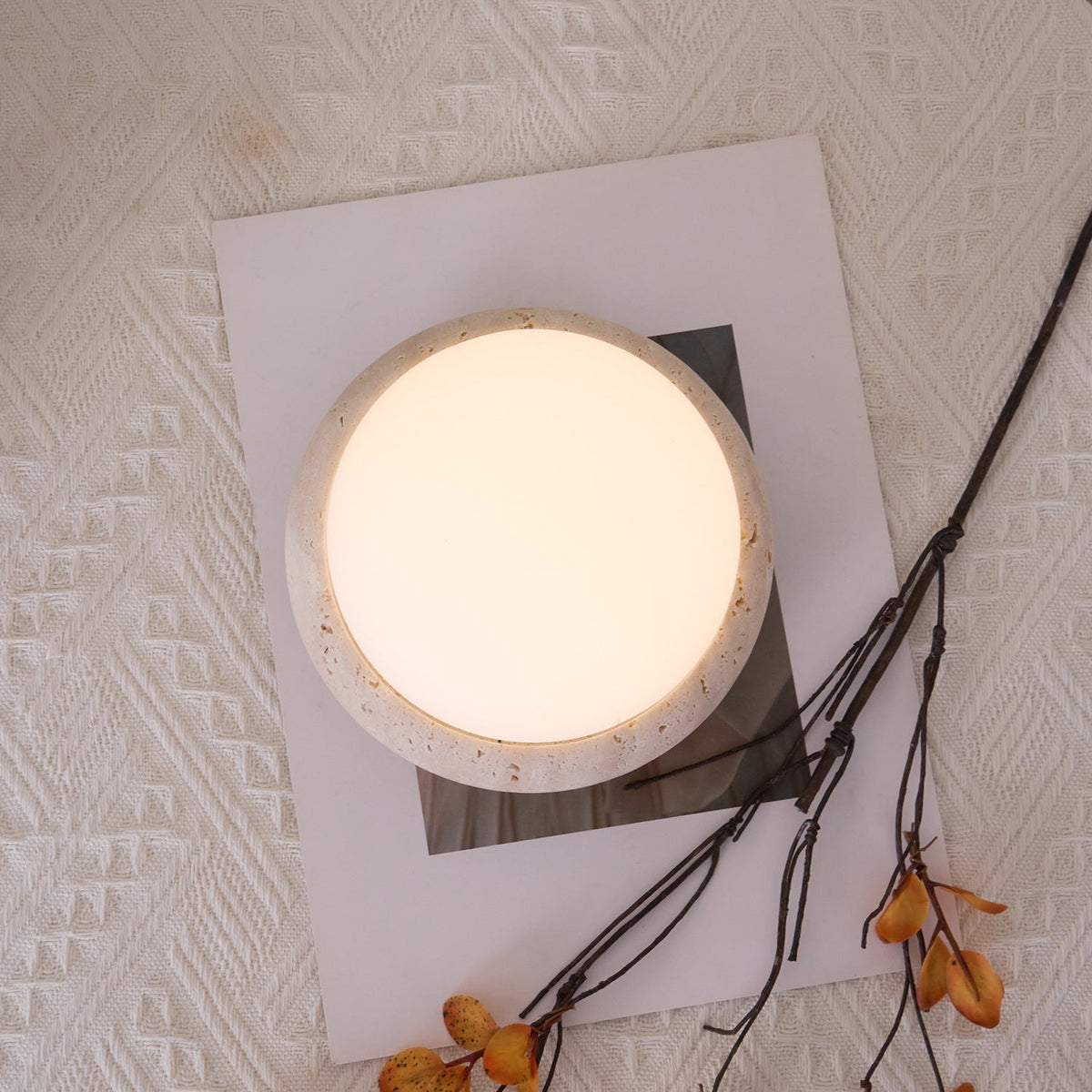 Lampă de masă sferică Mini Maga — travertin neted Riita