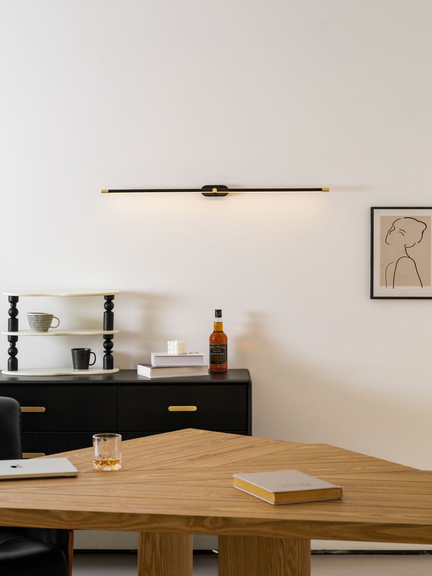 Minimalistische lineare Wandleuchte – wiederaufladbar, kabellos