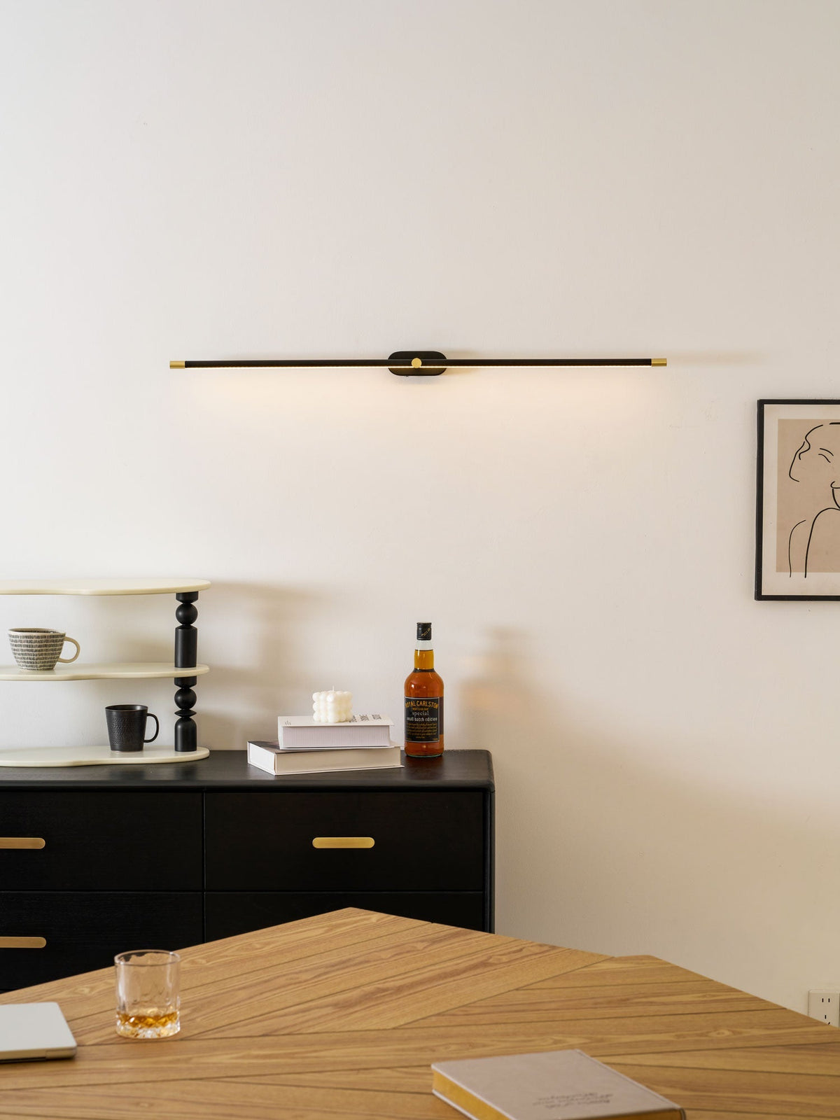 Minimalistische lineare Wandleuchte – wiederaufladbar, kabellos