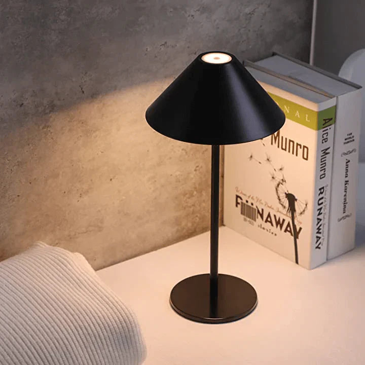Averly minimalistisk bordlampe for elegant belysning i moderne arbeidsområder | Orntli