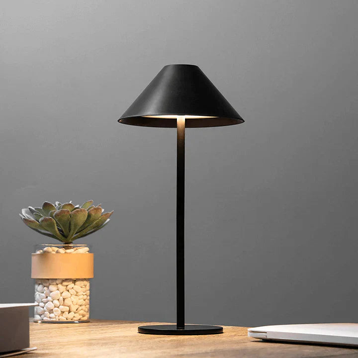 Averly minimalistisk bordlampe for elegant belysning i moderne arbeidsområder | Orntli