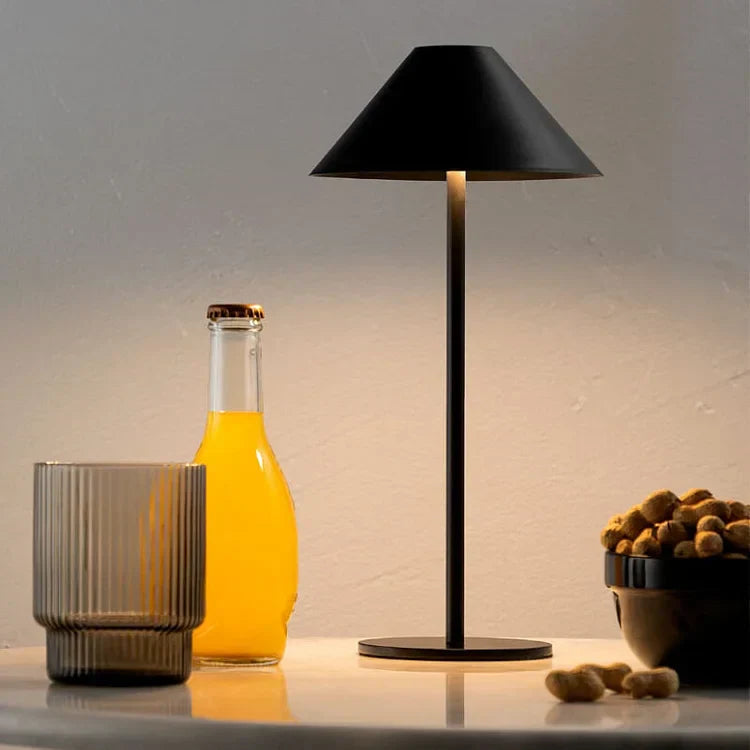 Averly minimalistisk bordlampe for elegant belysning i moderne arbeidsområder | Orntli