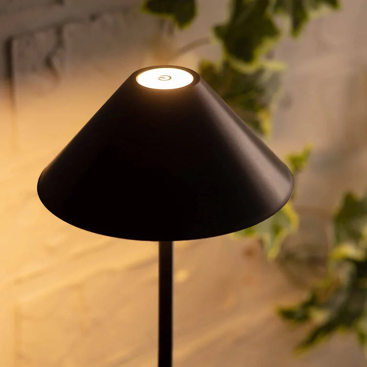 Averly minimalistisk bordlampe for elegant belysning i moderne arbeidsområder | Orntli