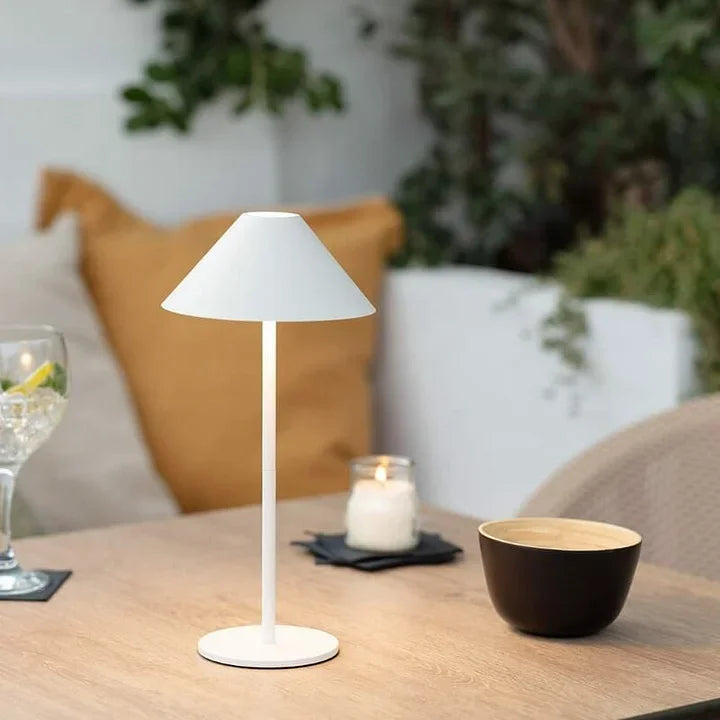 Averly minimalistisk bordlampe for elegant belysning i moderne arbeidsområder | Orntli