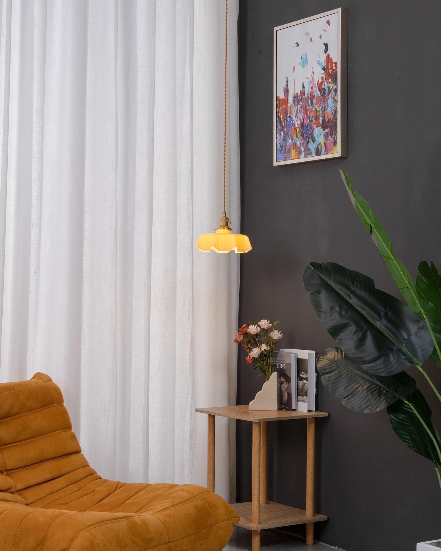 Francouzské květinové plisované závěsné svítidlo — vintage design osvětlení
