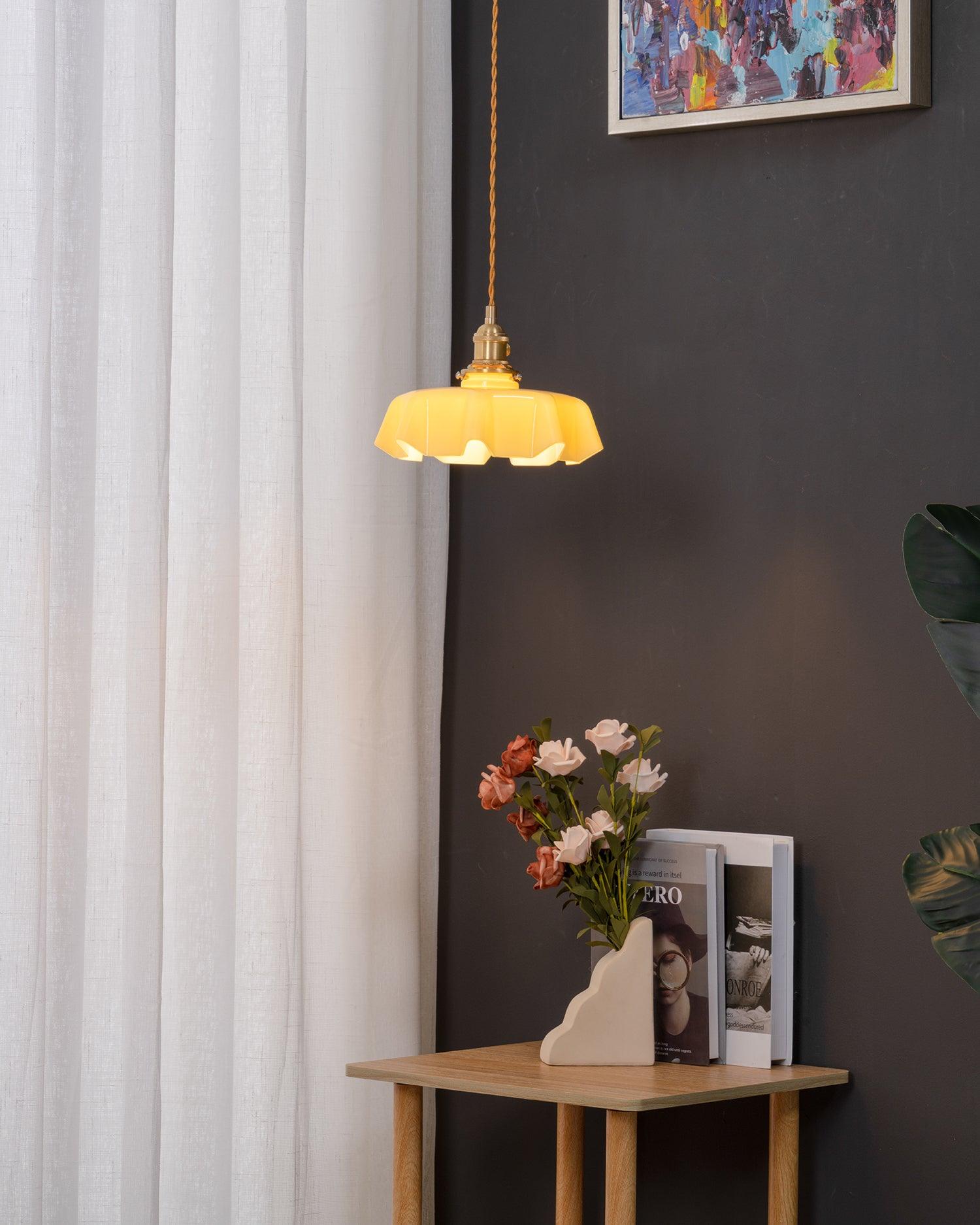 Francouzské květinové plisované závěsné svítidlo — vintage design osvětlení