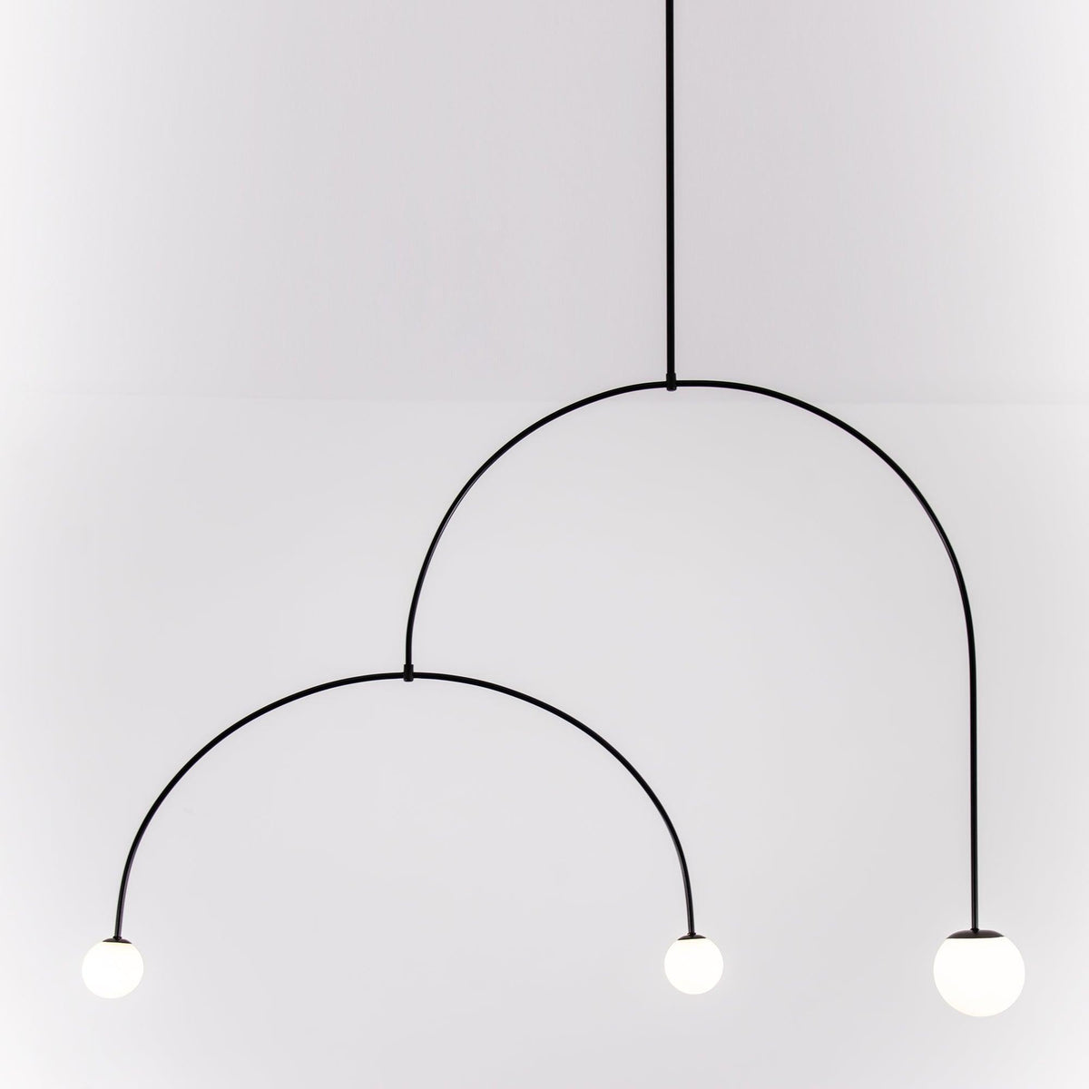 Minimalistisk mobil ljuskrona — opalvita munblåsta glasskärmar, patinerad mässing, svart
