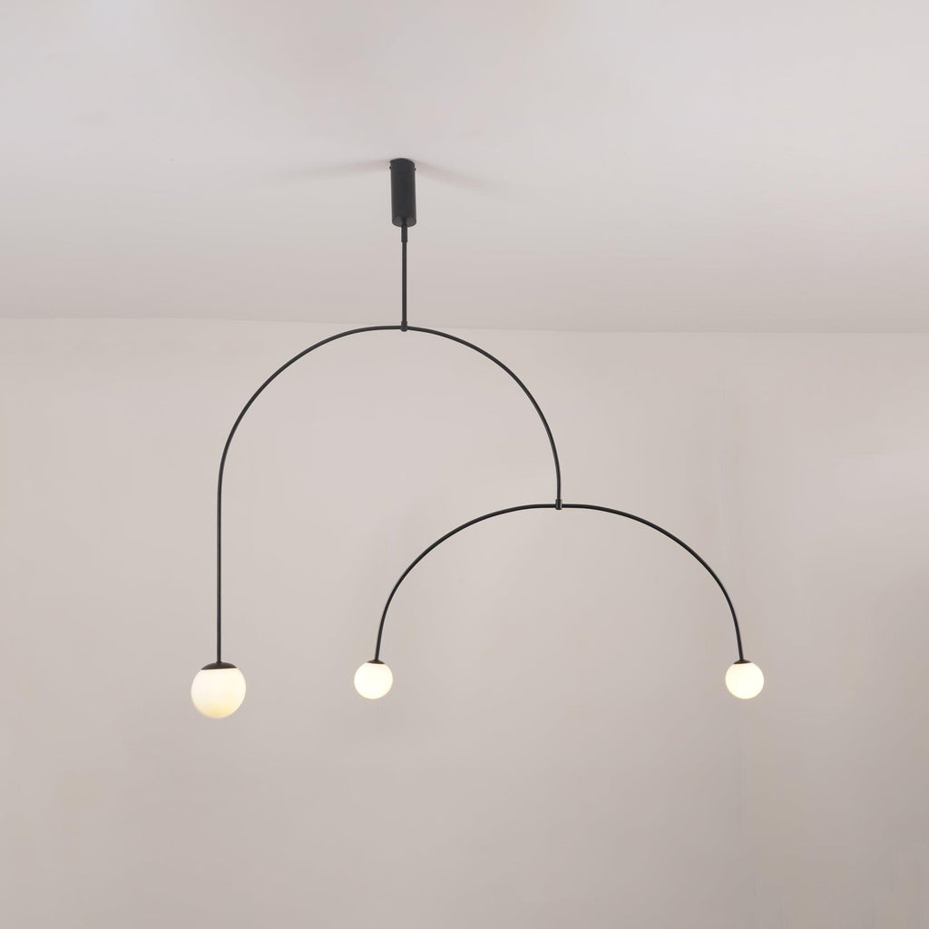 Minimalistisk mobil ljuskrona — opalvita munblåsta glasskärmar, patinerad mässing, svart