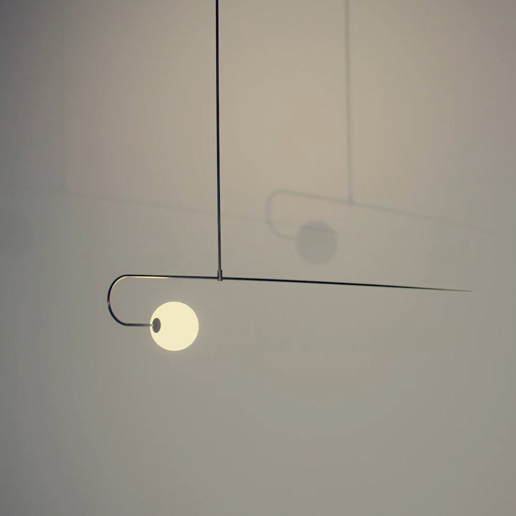 Minimalistisk mobil ljuskrona — opalvita munblåsta glasskärmar, patinerad mässing, svart