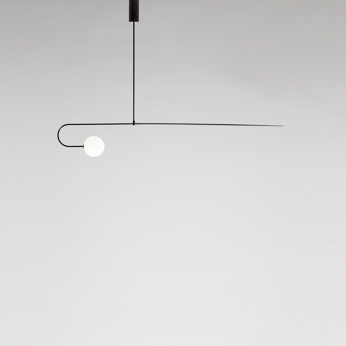 Minimalistisk mobil ljuskrona — opalvita munblåsta glasskärmar, patinerad mässing, svart
