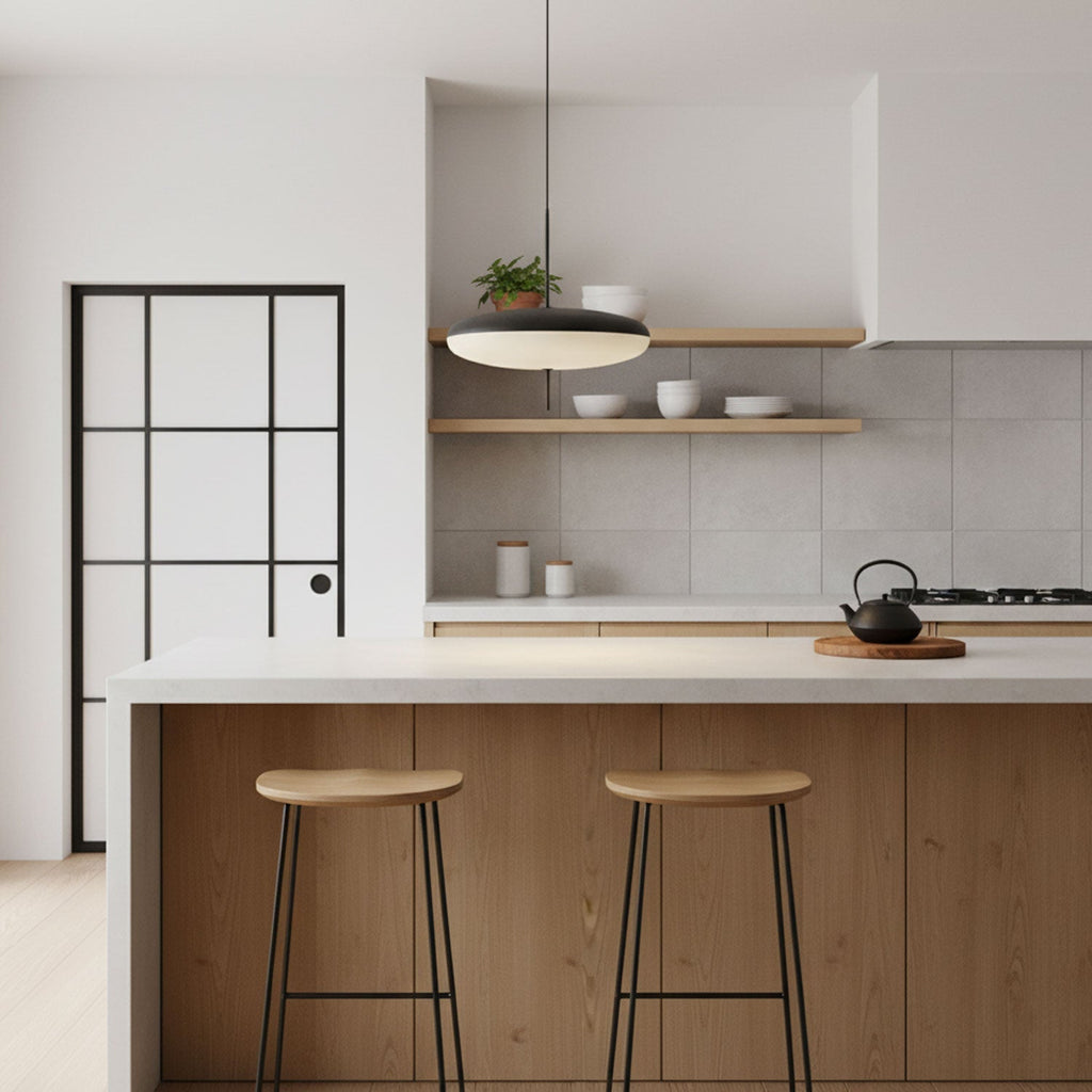 Minimalistische Pendelleuchte mit Opalglasschirm