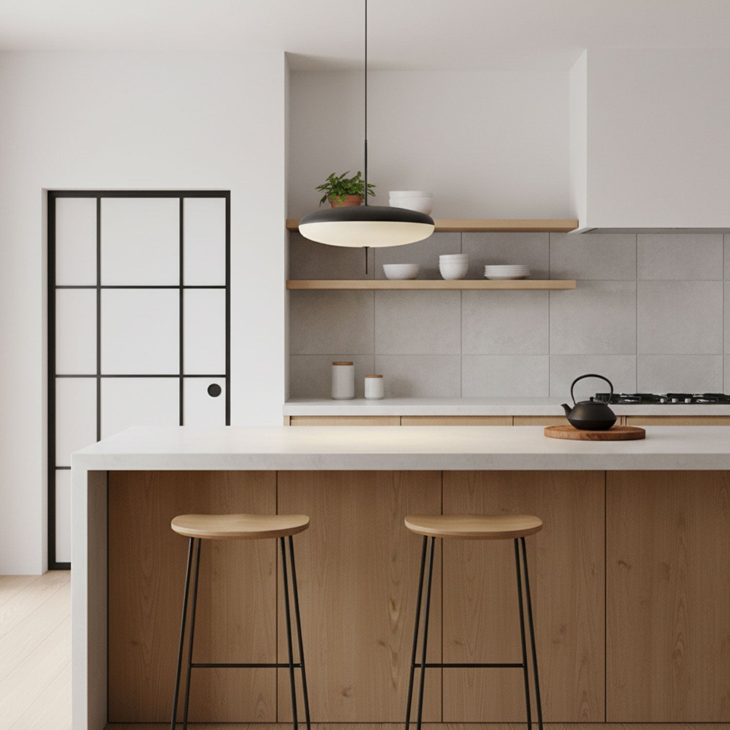 Minimalistische Pendelleuchte mit Opalglasschirm