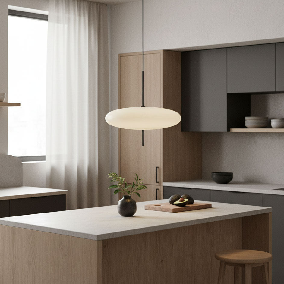 Minimalistische Pendelleuchte mit Opalglasschirm