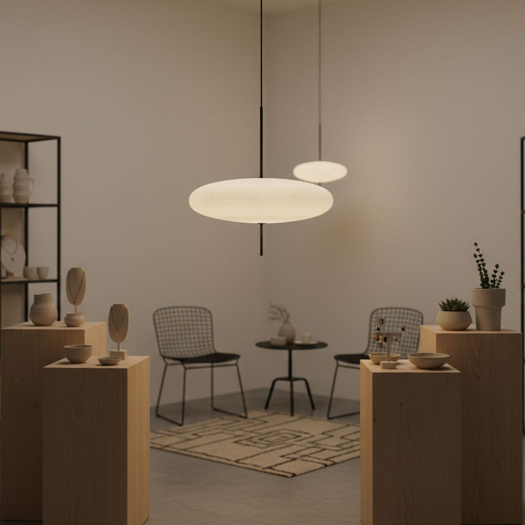 Minimalistische Pendelleuchte mit Opalglasschirm