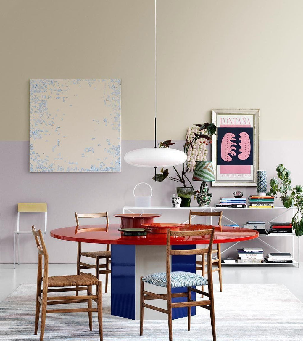 Minimalistische Pendelleuchte mit Opalglasschirm