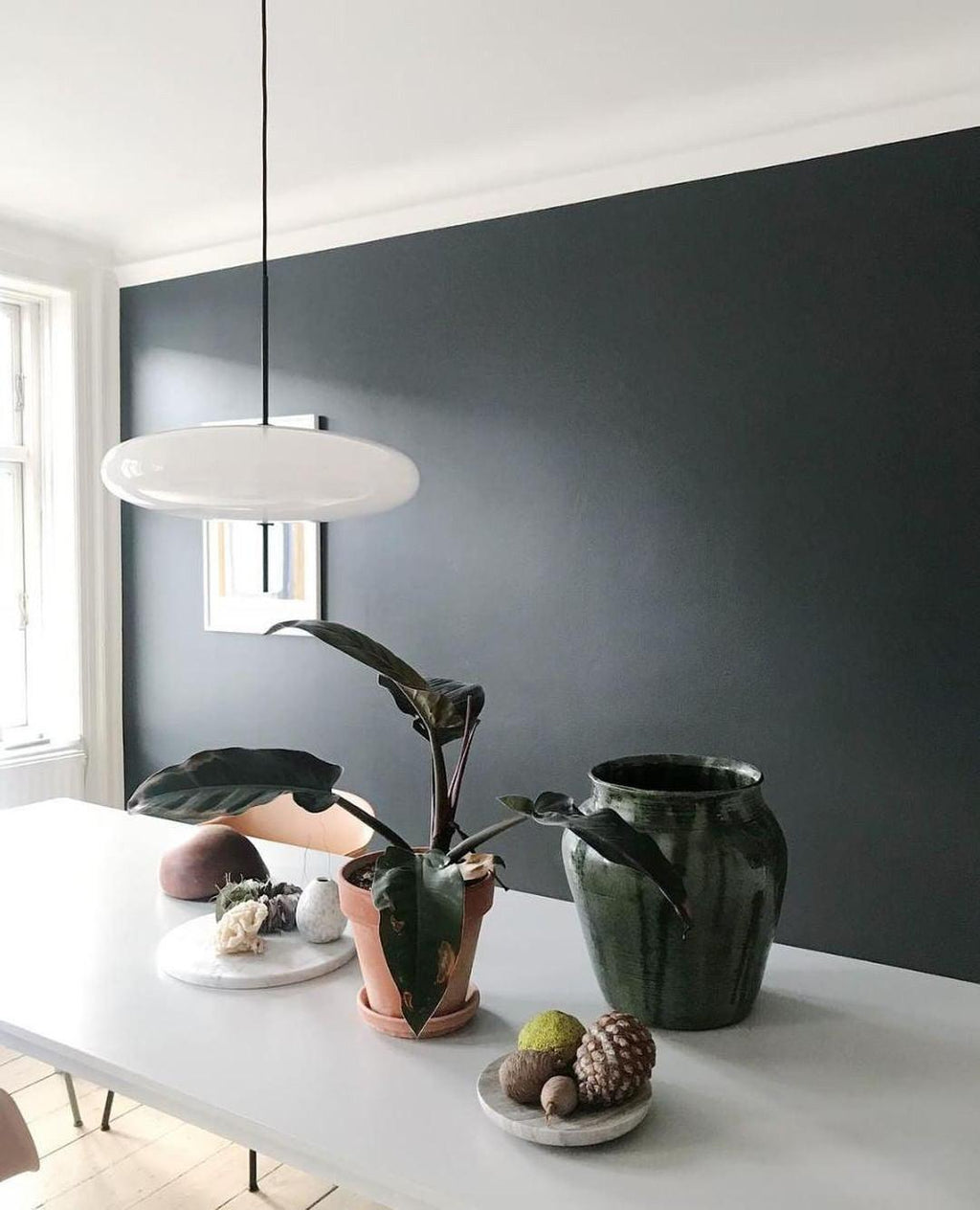 Minimalistische Pendelleuchte mit Opalglasschirm