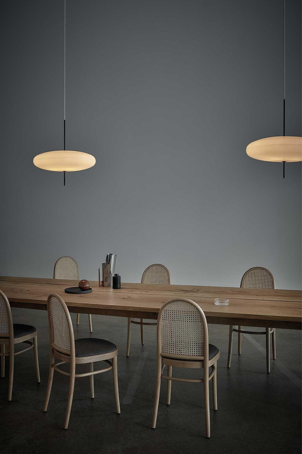 Minimalistische Pendelleuchte mit Opalglasschirm