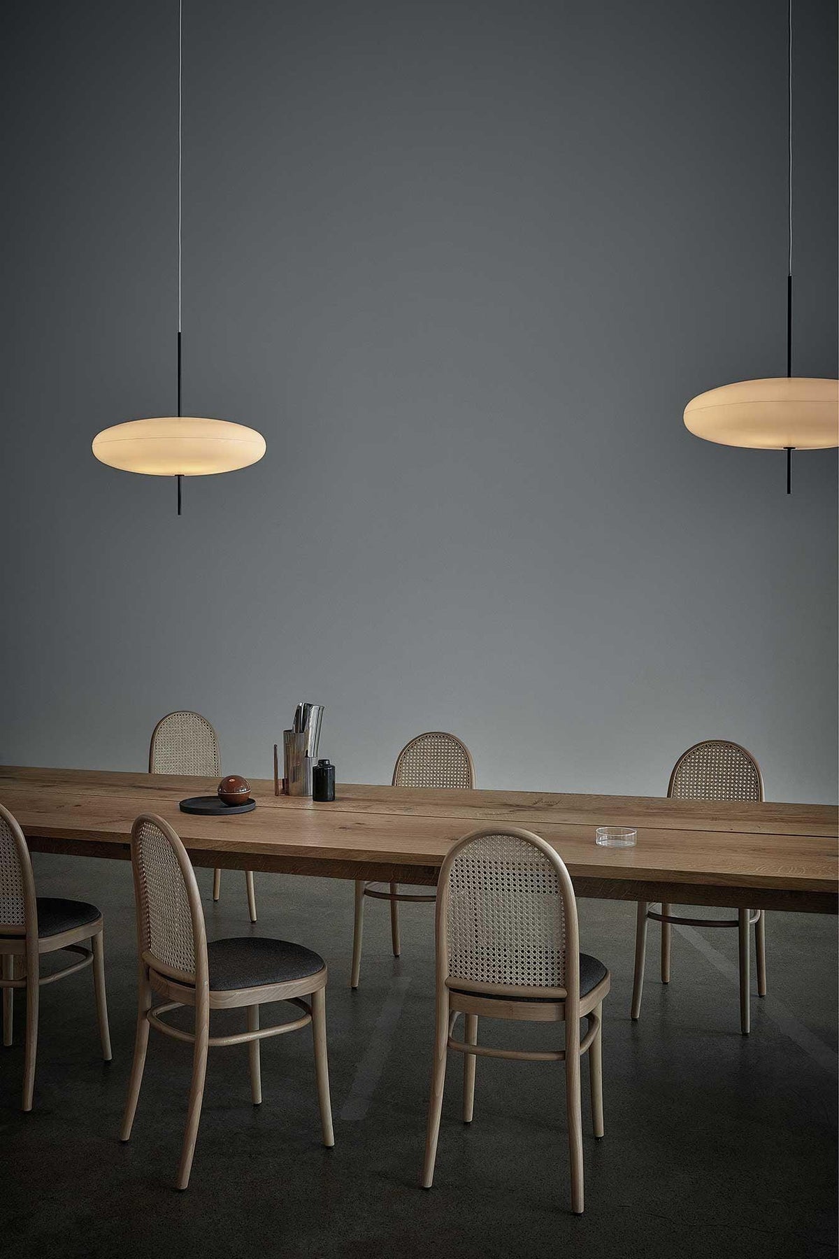 Minimalistische Pendelleuchte mit Opalglasschirm