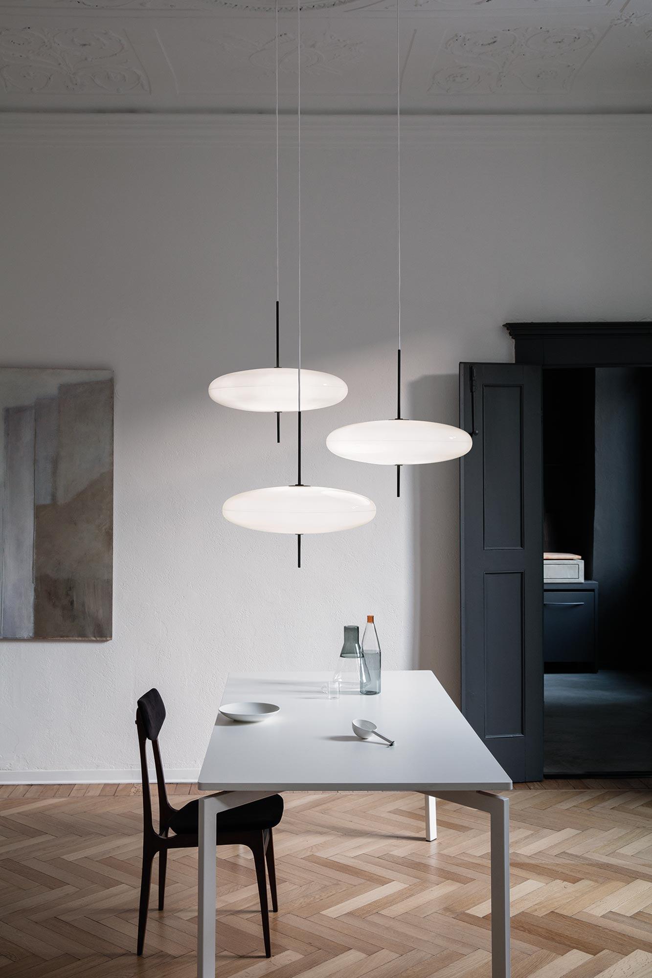 Minimalistische Pendelleuchte mit Opalglasschirm