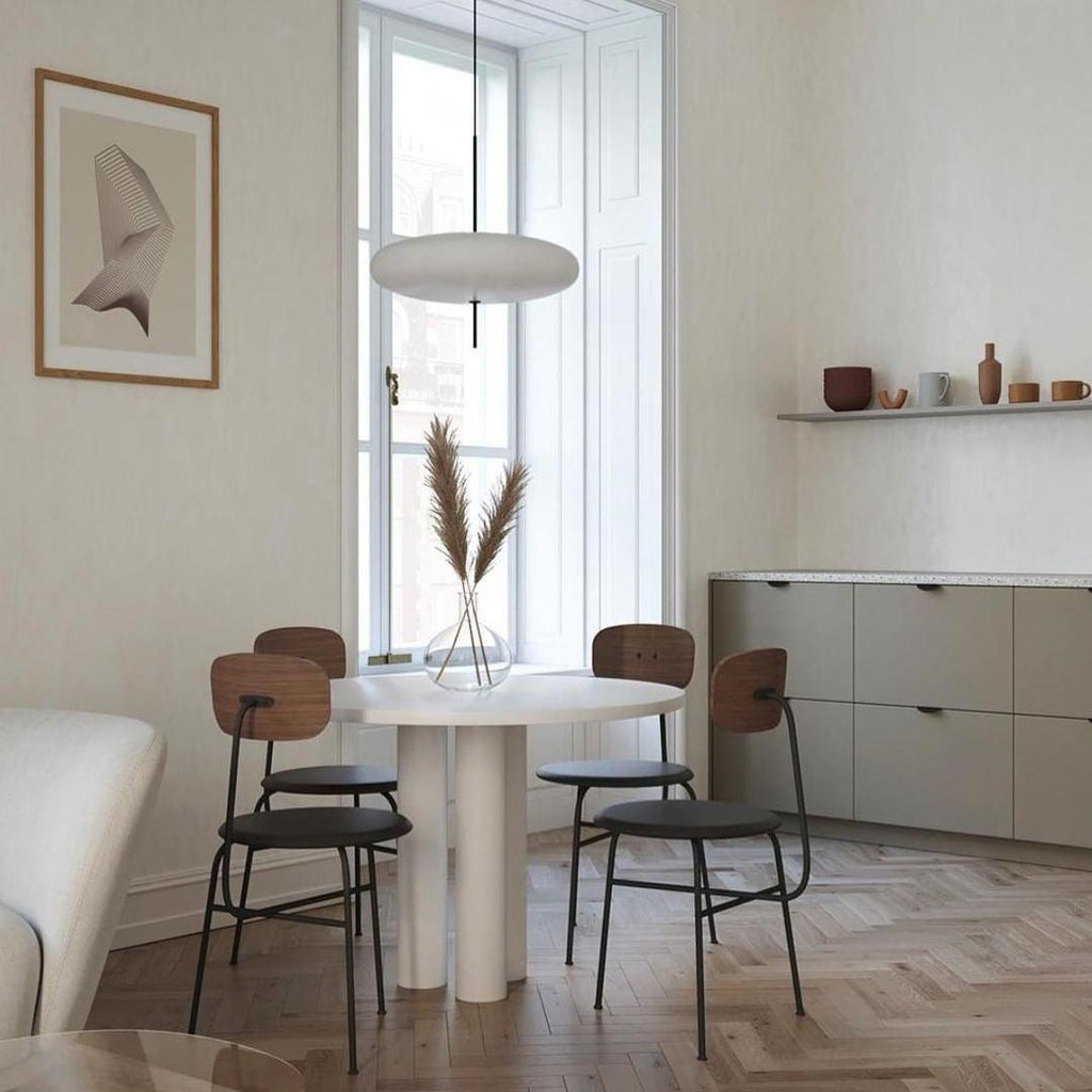 Minimalistische Pendelleuchte mit Opalglasschirm