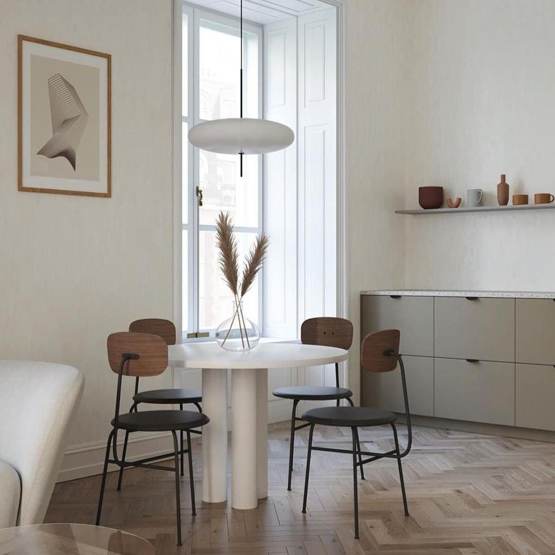 Minimalistische Pendelleuchte mit Opalglasschirm