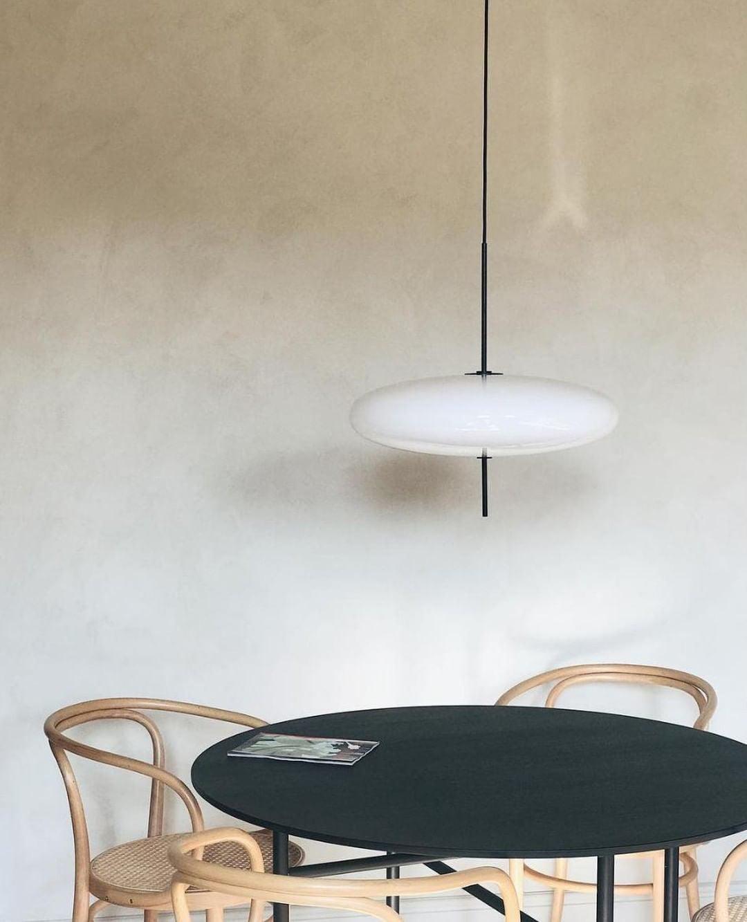 Minimalistische Pendelleuchte mit Opalglasschirm